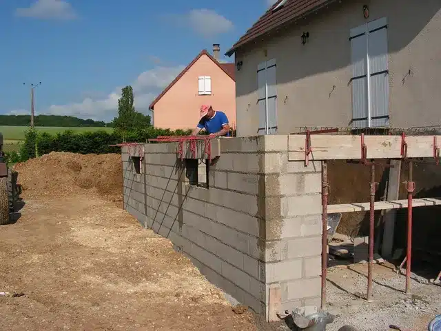 comparez le prix d'une extension de maison en bois et en parpaing pour choisir la meilleure option adaptée à votre budget et vos besoins.