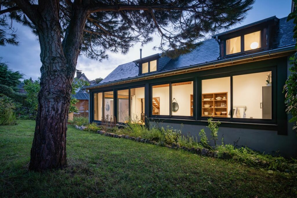 découvrez notre guide complet pour estimer le prix d'une extension maison à l'étage, avec des conseils pratiques pour maîtriser votre budget et valoriser votre bien immobilier.