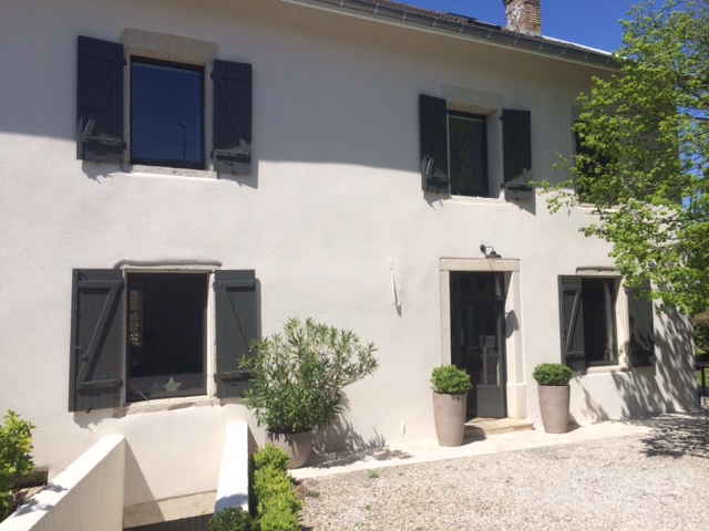 découvrez les prix pour la rénovation ou la construction d'une façade en pisé, une technique écologique et esthétique pour votre maison.