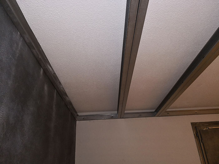 découvrez les prix des faux plafonds phoniques pour améliorer l'isolation acoustique de vos espaces. guide complet des coûts selon les matériaux et la pose.