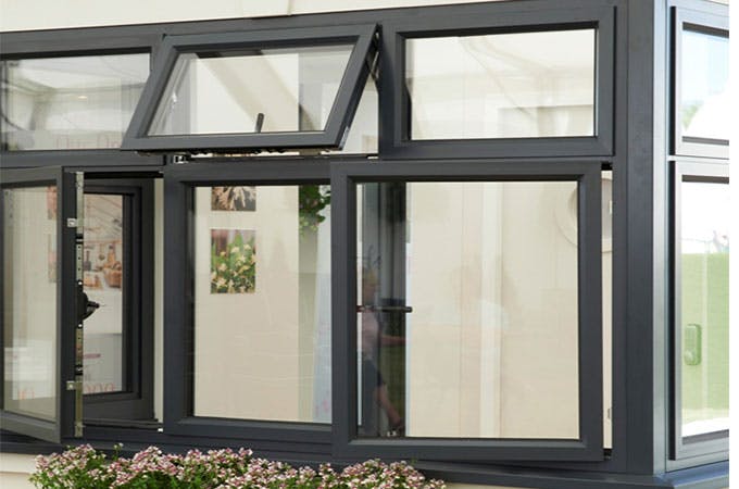 comparez le prix des fenêtres en aluminium et en pvc pour choisir la meilleure option selon votre budget et vos besoins en isolation et design.