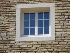 découvrez les prix des fenêtres adaptées aux murs en pierre. guide complet pour choisir et estimer le coût d'installation de fenêtres compatibles avec les murs en pierre, pour un rendu esthétique et durable.