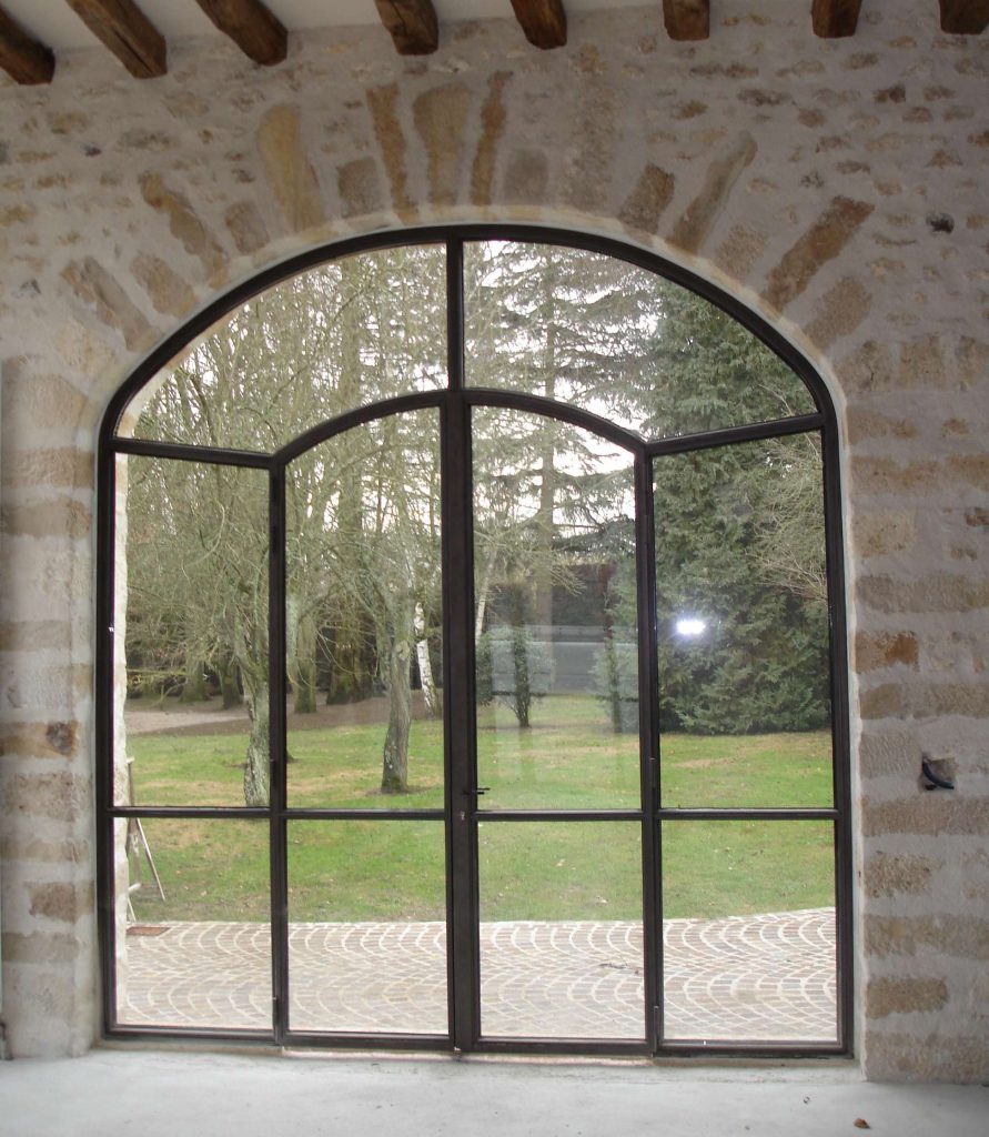 découvrez le prix des fenêtres sur mesure et trouvez la solution adaptée à votre budget pour améliorer l'isolation et l'esthétique de votre habitation.