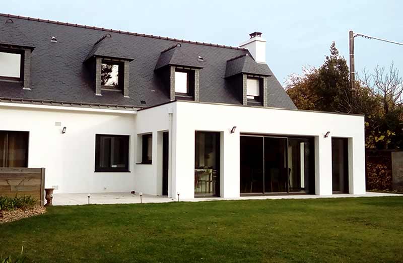 découvrez le prix au m² pour une extension de maison et obtenez des conseils pour estimer le coût total de vos travaux d'agrandissement.