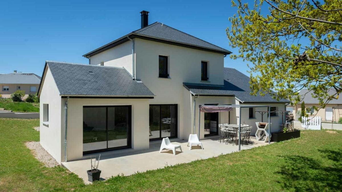 découvrez le prix au m² pour la rénovation d'une ferme et obtenez des conseils pour estimer votre budget travaux de rénovation.