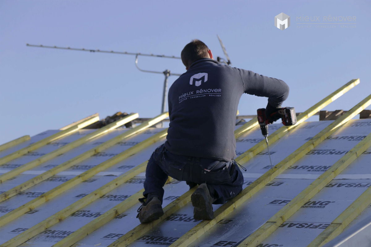 découvrez les prix au m² pour la rénovation de toiture et obtenez une estimation précise pour vos travaux de couverture et isolation.