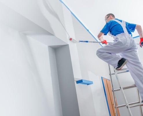 découvrez les tarifs de la main-d'œuvre pour la peinture de toiture et obtenez un devis précis pour vos travaux de rénovation.