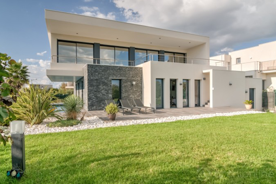 découvrez les prix des maisons d'architecte et obtenez une estimation détaillée pour votre projet de construction sur mesure.