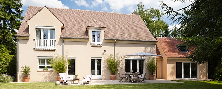 comparez les coûts entre une maison en bois et une maison en parpaing pour faire le meilleur choix selon votre budget et vos besoins.