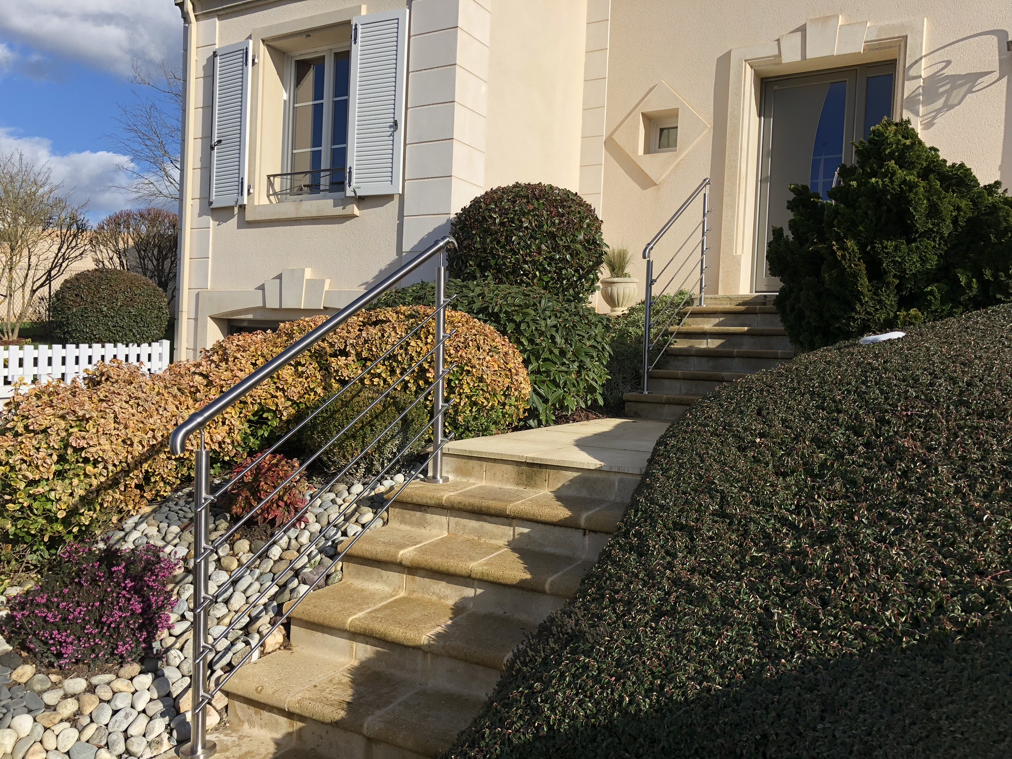 découvrez le prix d'ouverture d'une dalle pour escalier et obtenez des conseils pour estimer le coût de vos travaux de construction ou rénovation.