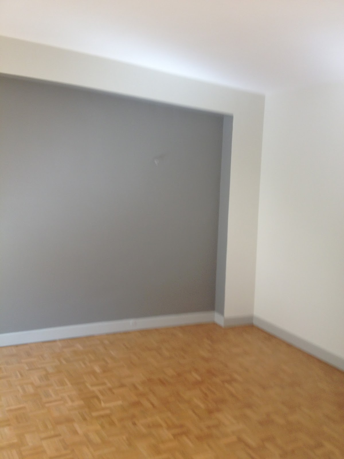 découvrez les tarifs pour la peinture d'un appartement : coûts moyens, facteurs influençant le prix et conseils pour un budget maîtrisé.