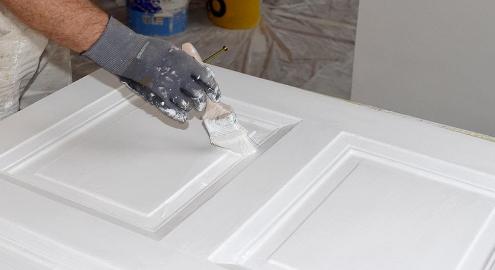 découvrez les prix pour la peinture de porte en bois, conseils et astuces pour bien choisir la peinture adaptée à votre porte en bois.