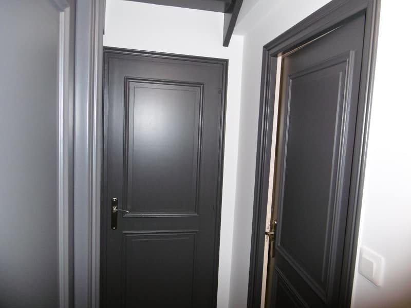 découvrez les prix pour la peinture de votre porte d'entrée et obtenez des conseils pour choisir la meilleure finition et économiser sur vos travaux.