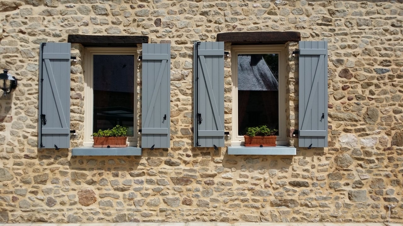 découvrez les prix pour la peinture de volets et obtenez des conseils pour choisir la meilleure peinture adaptée à vos volets en bois ou en métal.