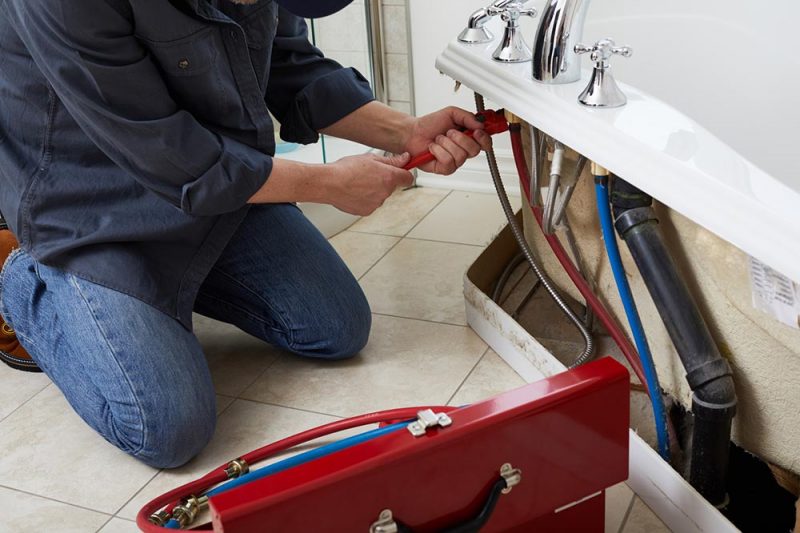 découvrez les tarifs horaires des plombiers pour vos réparations et installations. comparez les prix et trouvez un plombier qualifié à un coût raisonnable.