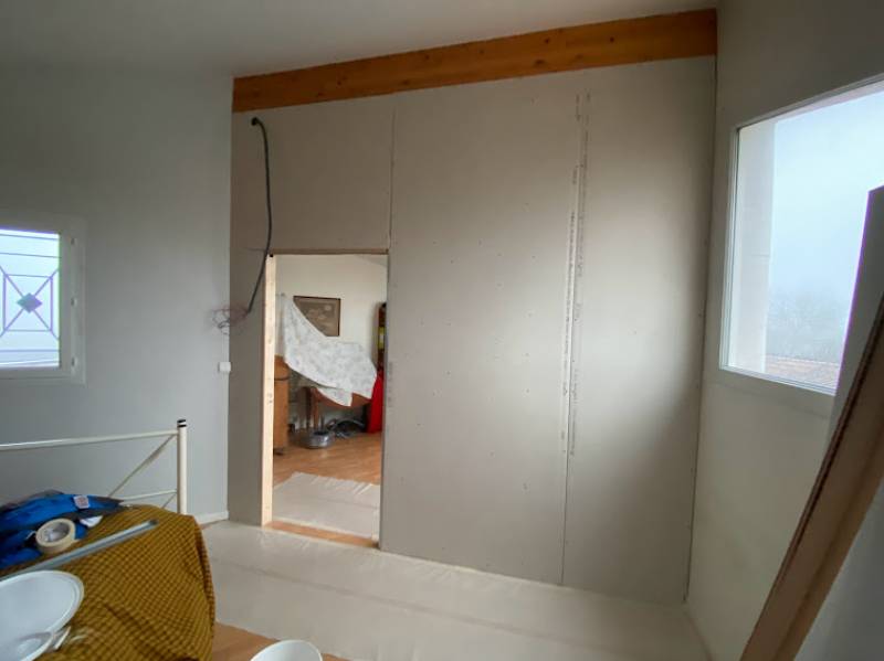 découvrez les tarifs pour la pose de cloisons avec porte. estimez le coût en fonction des matériaux et de la main-d'œuvre pour votre projet de rénovation ou construction.