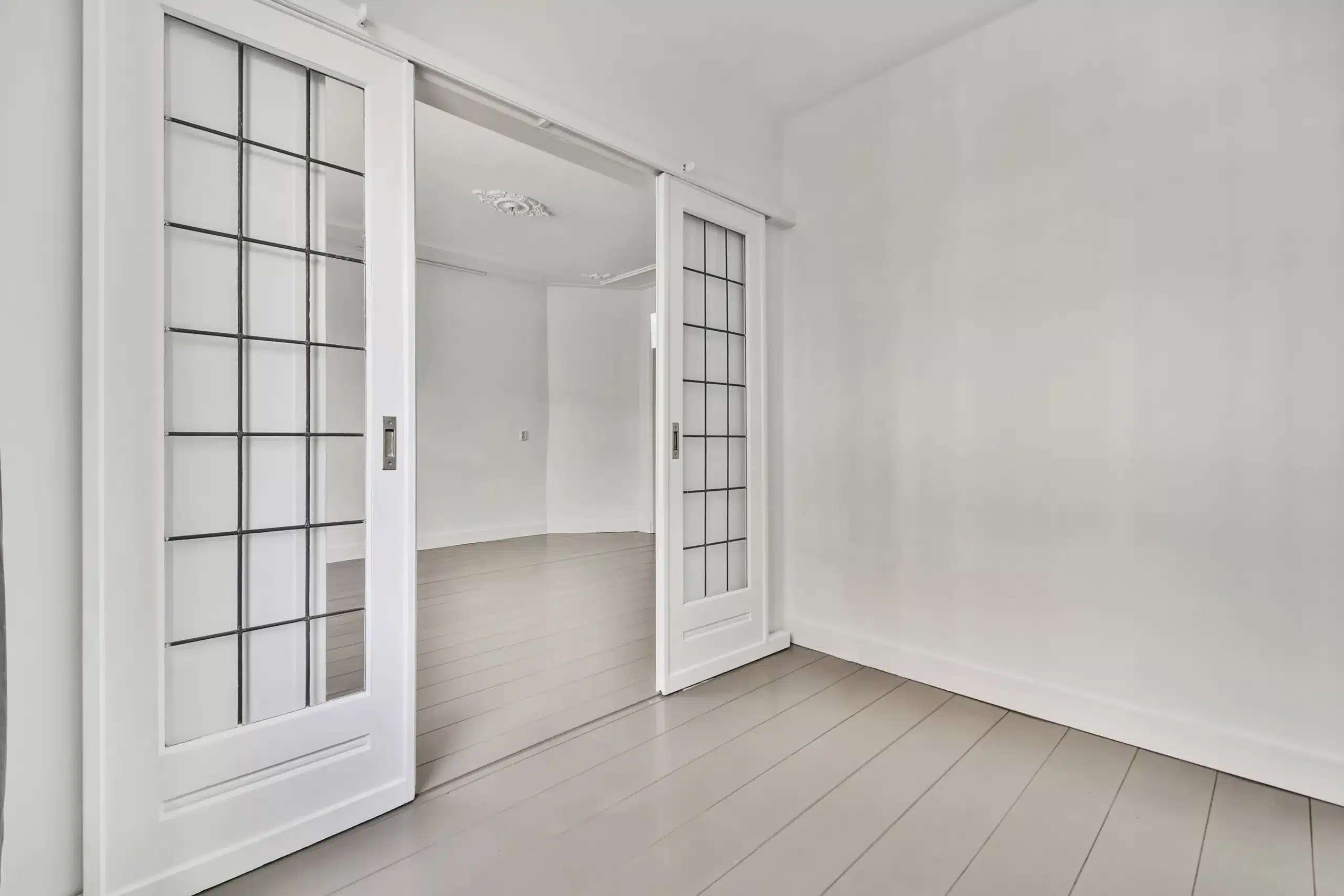 découvrez les tarifs pour la pose de cloisons avec porte, des prix détaillés selon les matériaux et la complexité du chantier pour un aménagement optimal.