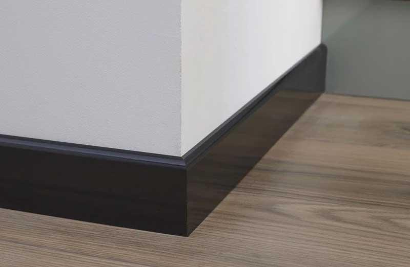 découvrez les prix pour la pose de plinthes en parquet et obtenez un devis précis pour vos travaux de finition intérieure.