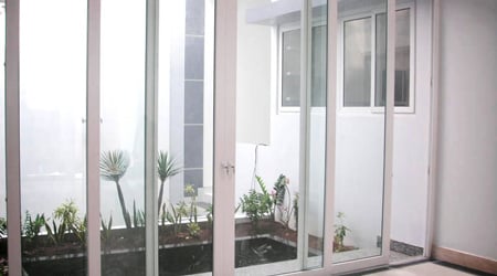 découvrez les tarifs pour la pose d'une porte-fenêtre : coût moyen, facteurs influençant le prix et conseils pour bien choisir votre installateur.