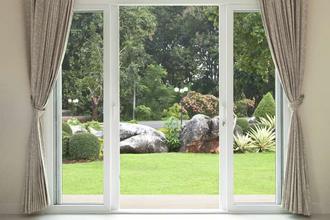 découvrez les prix pour la pose d'une porte-fenêtre en pvc, incluant les coûts des matériaux et de la main-d'œuvre pour une installation de qualité.