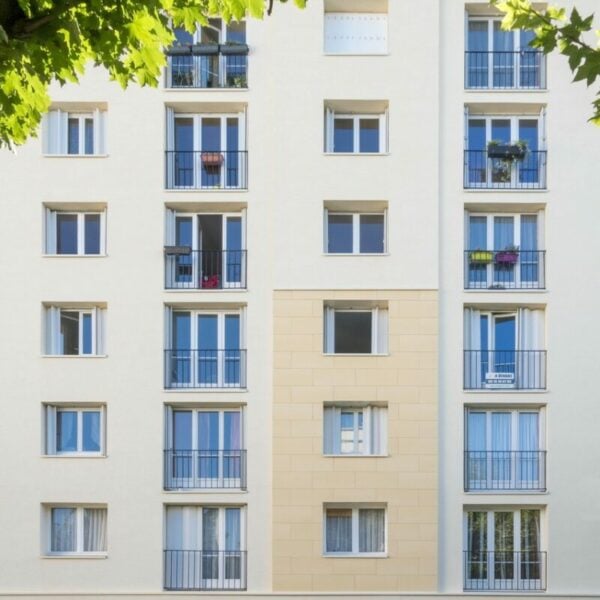 découvrez les tarifs pour le ravalement d'une façade de 5 étages, incluant les coûts moyens, les facteurs influents et des conseils pour optimiser votre projet.