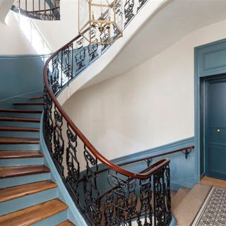 découvrez les prix pour la réfection d'une cage d'escalier en copropriété et obtenez des conseils pour optimiser votre budget travaux.