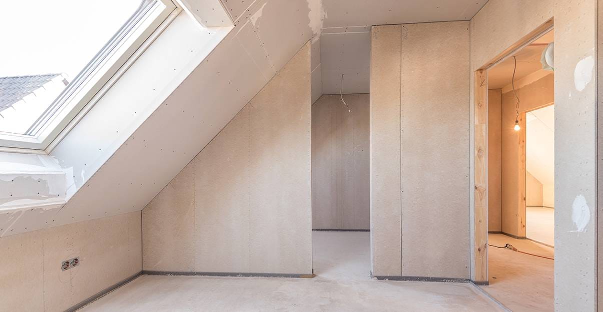 découvrez notre guide complet sur le prix de la rénovation des combles, avec des conseils pour estimer votre budget et optimiser vos travaux.