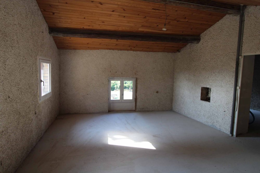 découvrez les prix de rénovation pour une maison en pierre et obtenez des conseils pour réussir vos travaux tout en respectant le charme de votre bâtiment ancien.