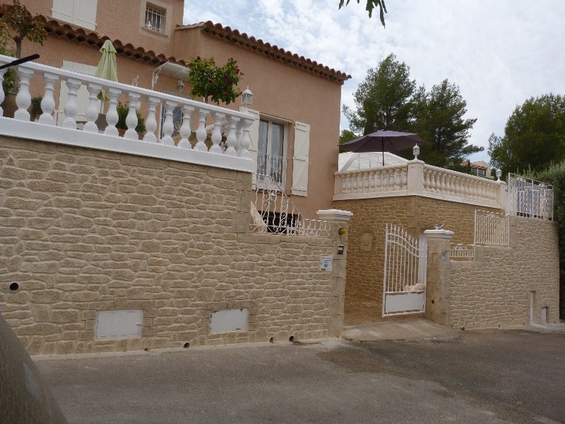 découvrez nos conseils et estimations pour le prix de la rénovation d'une maison en pierre, afin de planifier efficacement vos travaux et valoriser votre patrimoine.