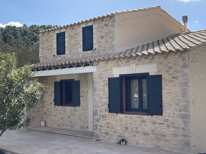 découvrez les prix de rénovation pour une maison en pierre et obtenez des conseils pour estimer votre budget travaux efficacement.