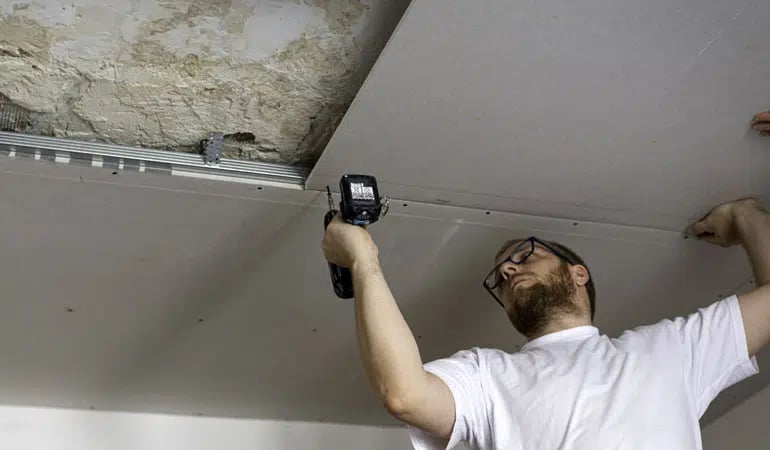 découvrez les prix moyens de rénovation de plafond au m² pour planifier votre budget travaux efficacement. conseils, coûts détaillés et astuces d'experts.