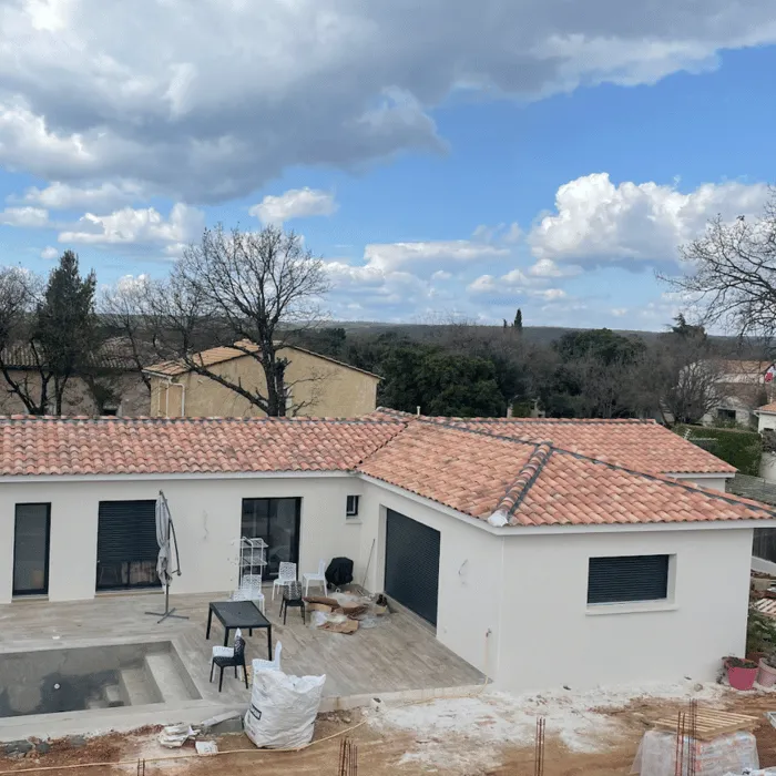 découvrez les prix de rénovation pour une toiture en tuile et obtenez des conseils pour estimer votre budget travaux efficacement.