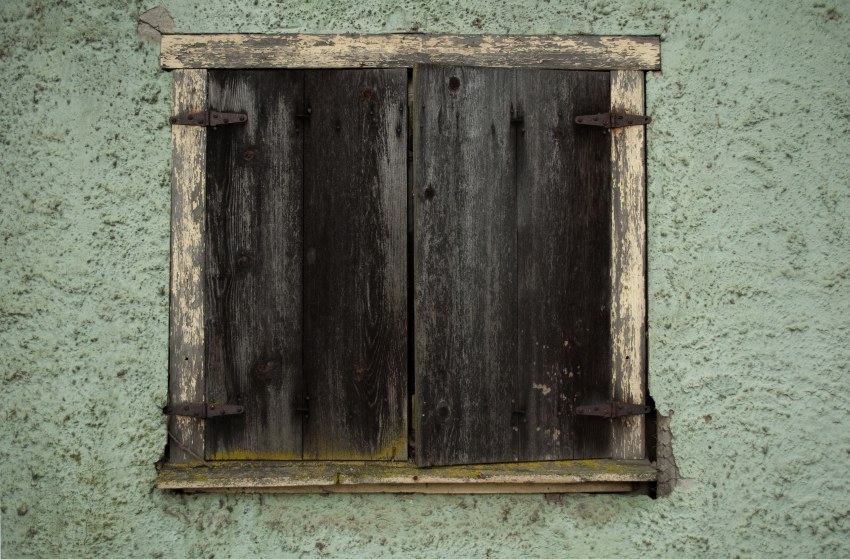 découvrez les prix pour la rénovation de volets en bois : conseils, tarifs moyens et facteurs influençant le coût pour redonner vie à vos volets.