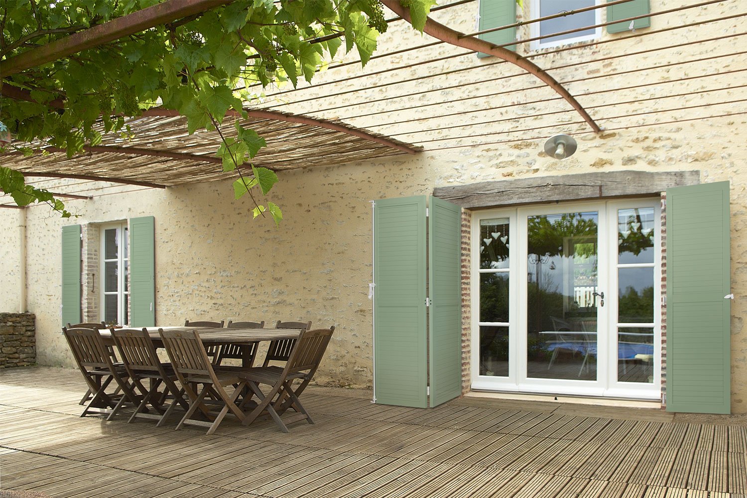 découvrez nos tarifs pour la rénovation de volets en bois, alliant qualité et durabilité pour redonner vie à vos fenêtres.