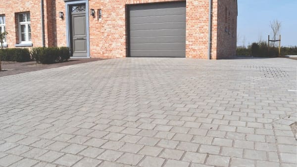 découvrez les tarifs pour la réalisation d'une terrasse en béton : matériaux, main-d'œuvre et conseils pour un projet réussi et économique.