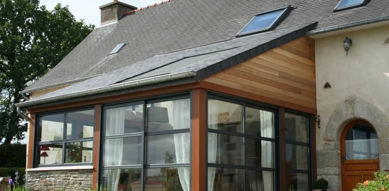 comparez les prix d'un toit plat et d'un toit en pente pour choisir la meilleure option pour votre maison selon votre budget et vos besoins.