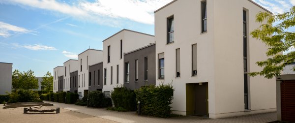 découvrez les différences de prix entre un toit plat et un toit traditionnel pour bien choisir votre toiture en fonction de votre budget et de vos besoins.