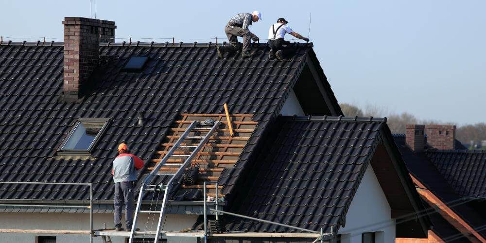 découvrez les prix des travaux de toiture pour mieux planifier votre budget. guide complet des coûts selon les types de travaux et matériaux.