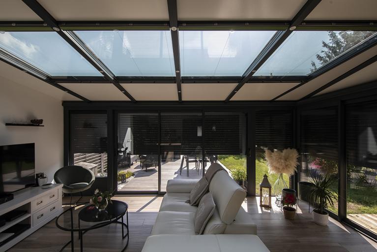 découvrez notre guide complet sur le prix d'une verrière pour l'extension de votre maison et apprenez à optimiser votre budget pour ce projet.