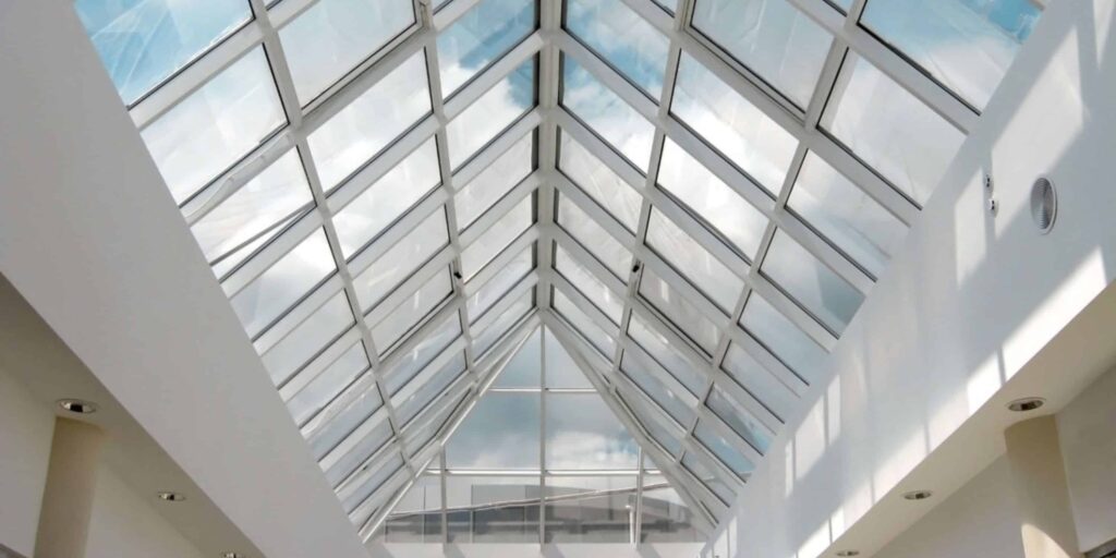 découvrez comment choisir la meilleure verrière pour votre toit en fonction du prix, avec des conseils et des options adaptées à votre budget.