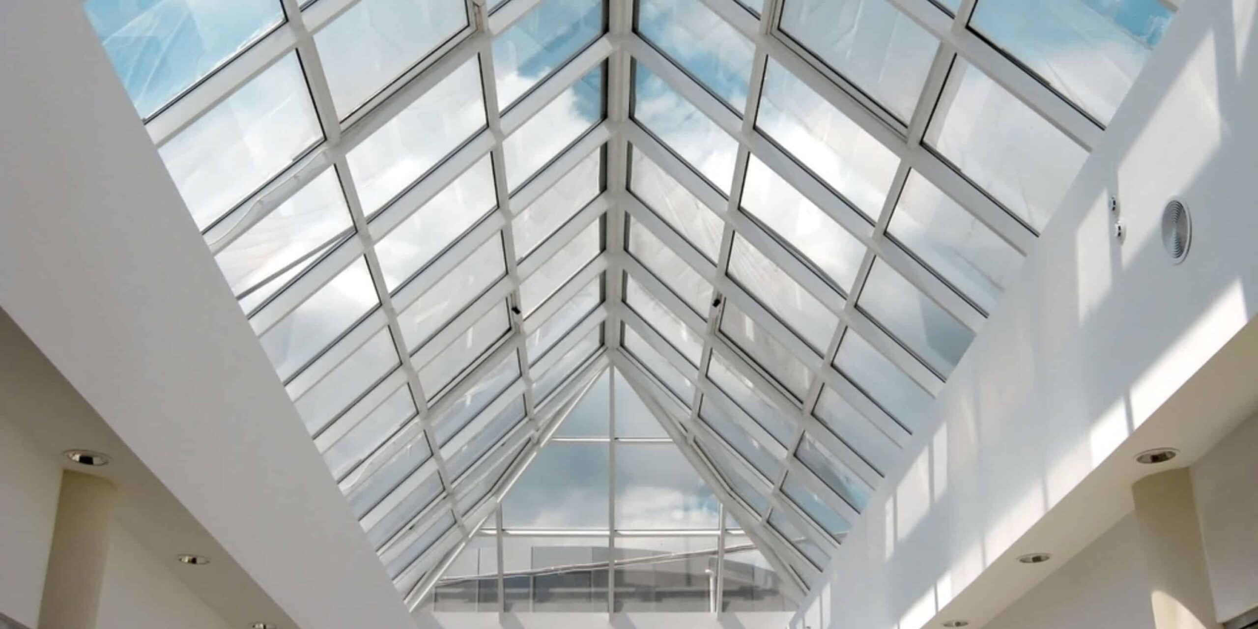 découvrez comment choisir la meilleure verrière pour votre toit en fonction du prix, avec des conseils et des options adaptées à votre budget.