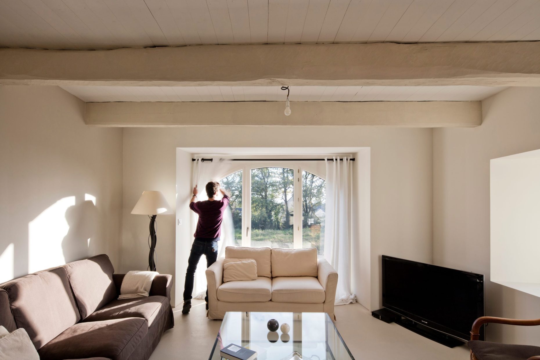 découvrez qui contacter pour votre projet d'extension de maison : professionnels qualifiés, architectes et artisans pour vous accompagner étape par étape.