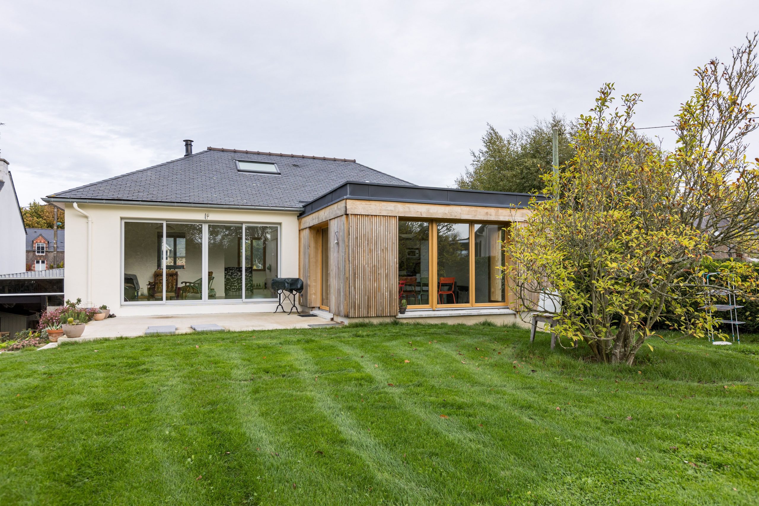 découvrez qui contacter pour votre projet d'extension de maison : professionnels qualifiés, architectes et entreprises spécialisées pour réussir vos travaux en toute sérénité.