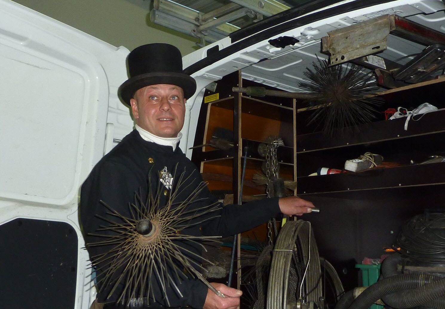 ramoneur professionnel à guingamp : entretien, nettoyage et sécurité de vos conduits de cheminée par un expert certifié. intervention rapide et efficace.