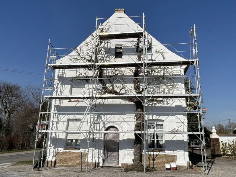 expert en ravalement de façade à calais, nous redonnons vie à vos murs avec des techniques professionnelles et des matériaux de qualité.