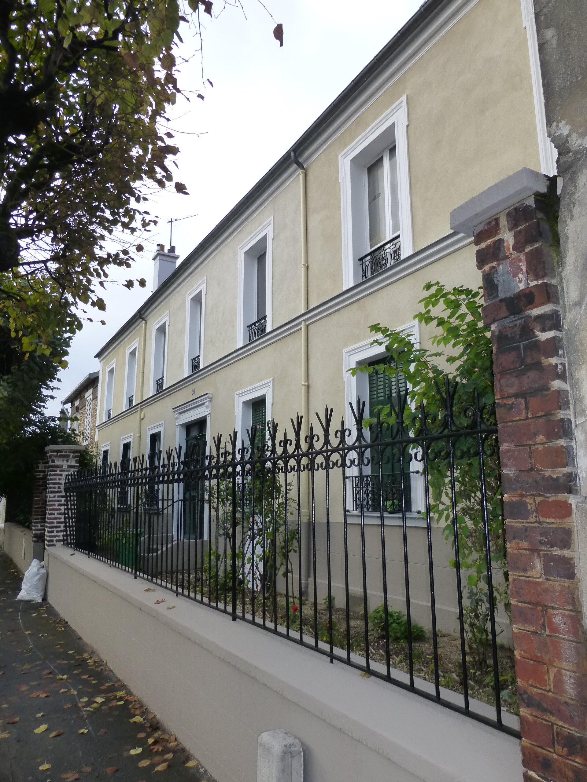 découvrez nos services professionnels de ravalement de façade à paris 3ème pour redonner éclat et protection à votre bâtiment. qualité, expertise et respect des délais garantis.