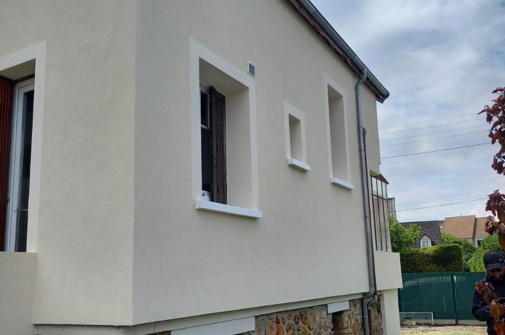 expert en ravalement de façade, nous rénovons et embellissons les murs extérieurs de votre maison pour protéger et valoriser votre patrimoine.