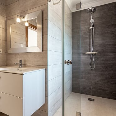 découvrez des astuces faciles pour recouvrir un carrelage mural et donner un nouveau look à vos murs sans travaux lourds.