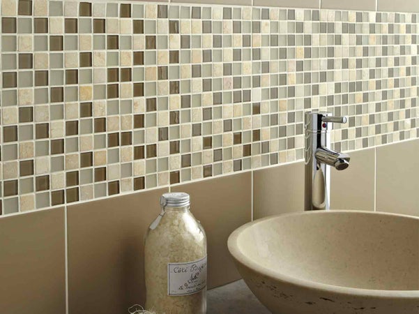 découvrez comment recouvrir facilement un carrelage mural de cuisine pour moderniser votre espace avec des solutions simples et économiques.