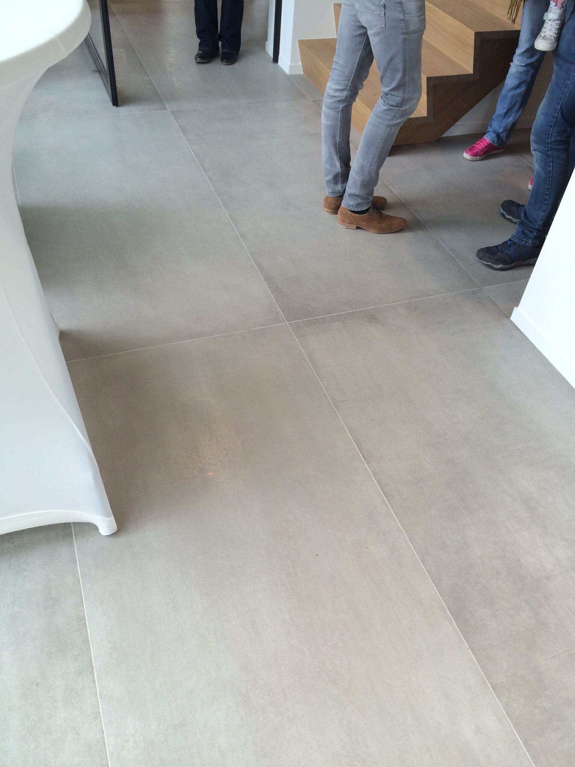 découvrez des méthodes efficaces pour recouvrir rapidement un carrelage de sol et donner un nouveau look à votre intérieur sans gros travaux.